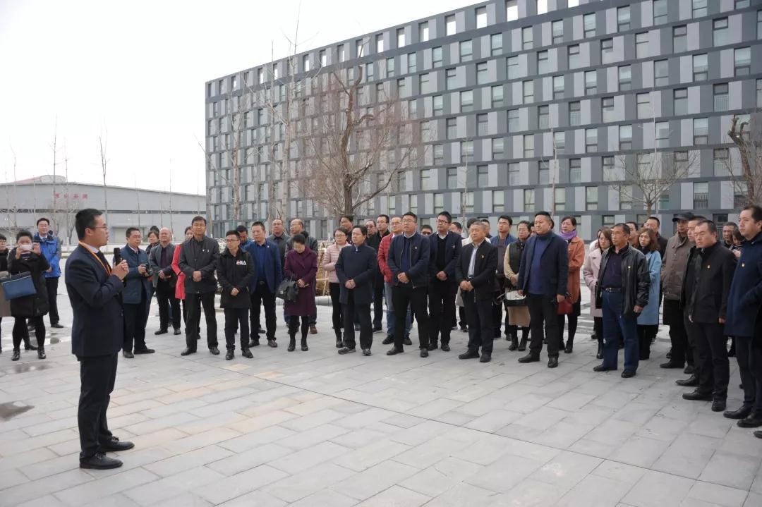 甘肅省第三期黨建強(qiáng)、發(fā)展強(qiáng)非公經(jīng)濟(jì)工作能力提升培訓(xùn)班參觀蘭州新區(qū)“亞太三廠” 項(xiàng)目